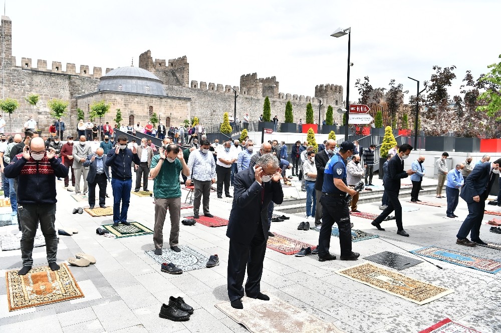 Kayseri Kalesi’nde fethin ruhuna uygun Cuma namazı 