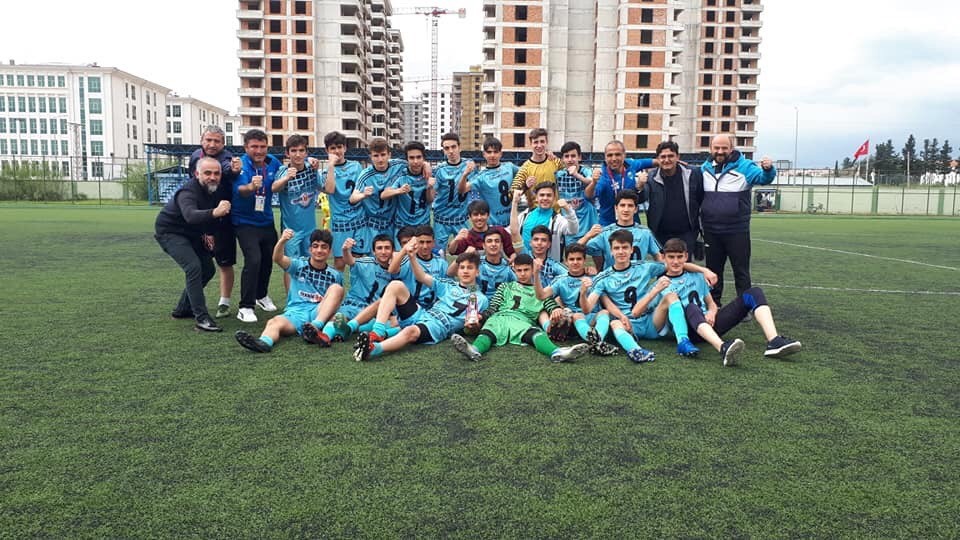 Kayseri OSB Atletikspor U15 takımı Adana’da şampiyon oldu 