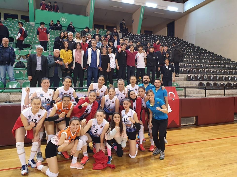 Kayseri OSB Teknik Koleji Voleybol takımı finale yükseldi 
