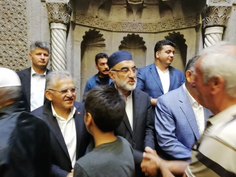 Kayseri Protokolü, bayram namazında vatandaşlarla bir araya geldi 