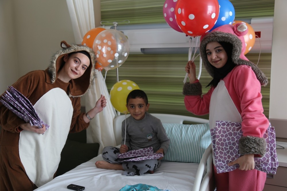 Kayseri Şehir Hastanesinde tedavi gören çocukları eğlendiren sürpriz 