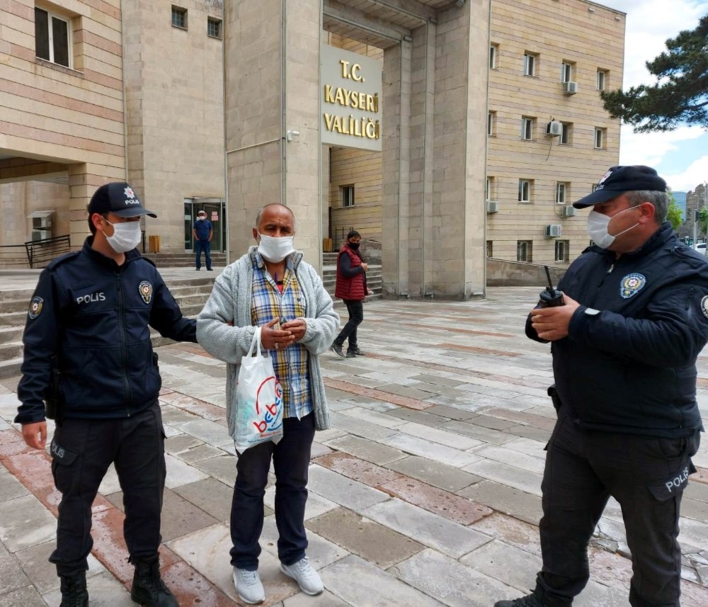 Kayseri Valiliği önünde ‘İntihar’ ihbarı polis ekiplerini harekete geçirdi 