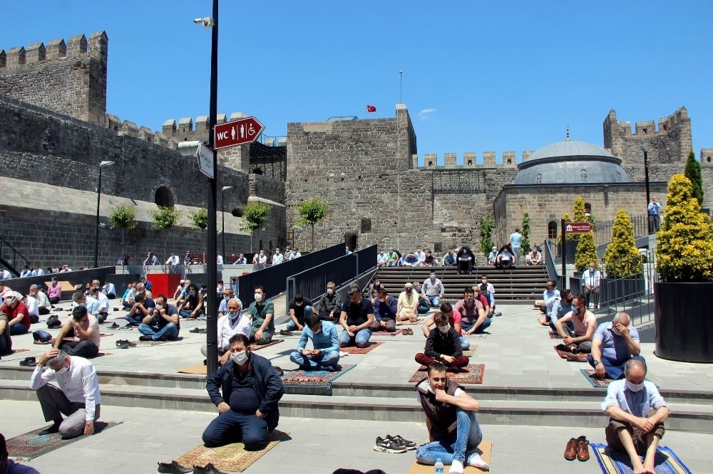 Kayseri ve Niğde’de cuma namazında avlular doldu taştı 