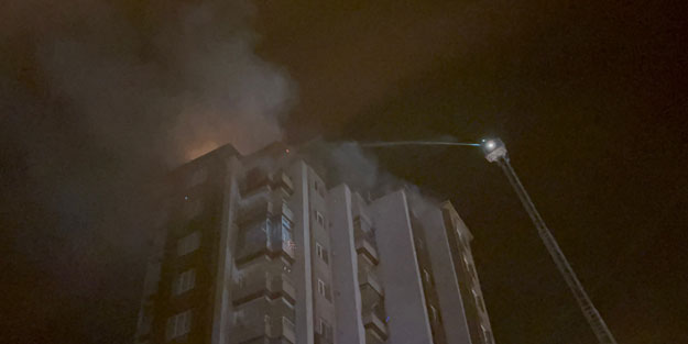 Kayseri'de 13 katlı binanın çatısında çıkan yangın korkuttu