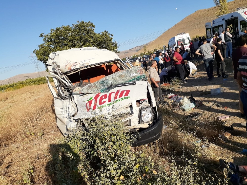 Kayseri’de 18 kişinin yaralandığı feci kaza kamerada 