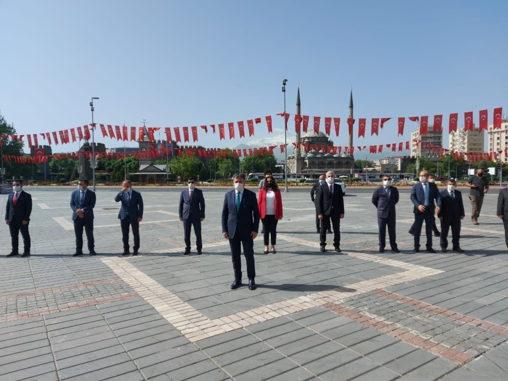 Kayseri’de 19 Mayıs kutlamaları kapsamında Atatürk Anıtına çelenk bırakıldı 