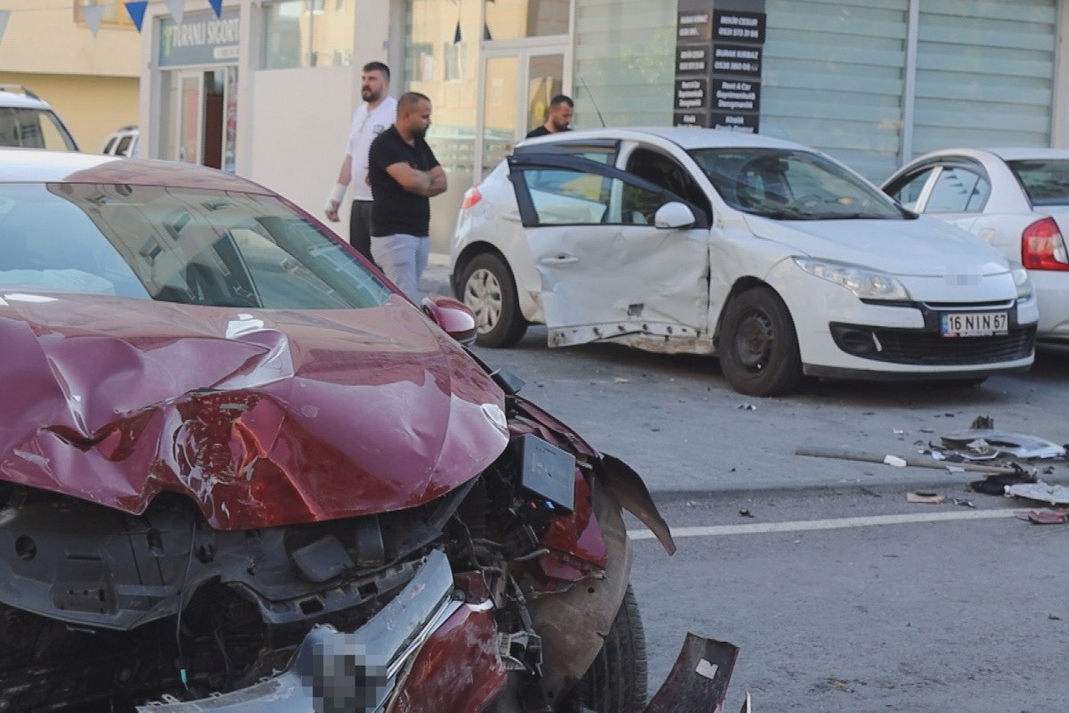 Kayseri'de 2 otomobil çarpıştı, 5 kişi yaralandı