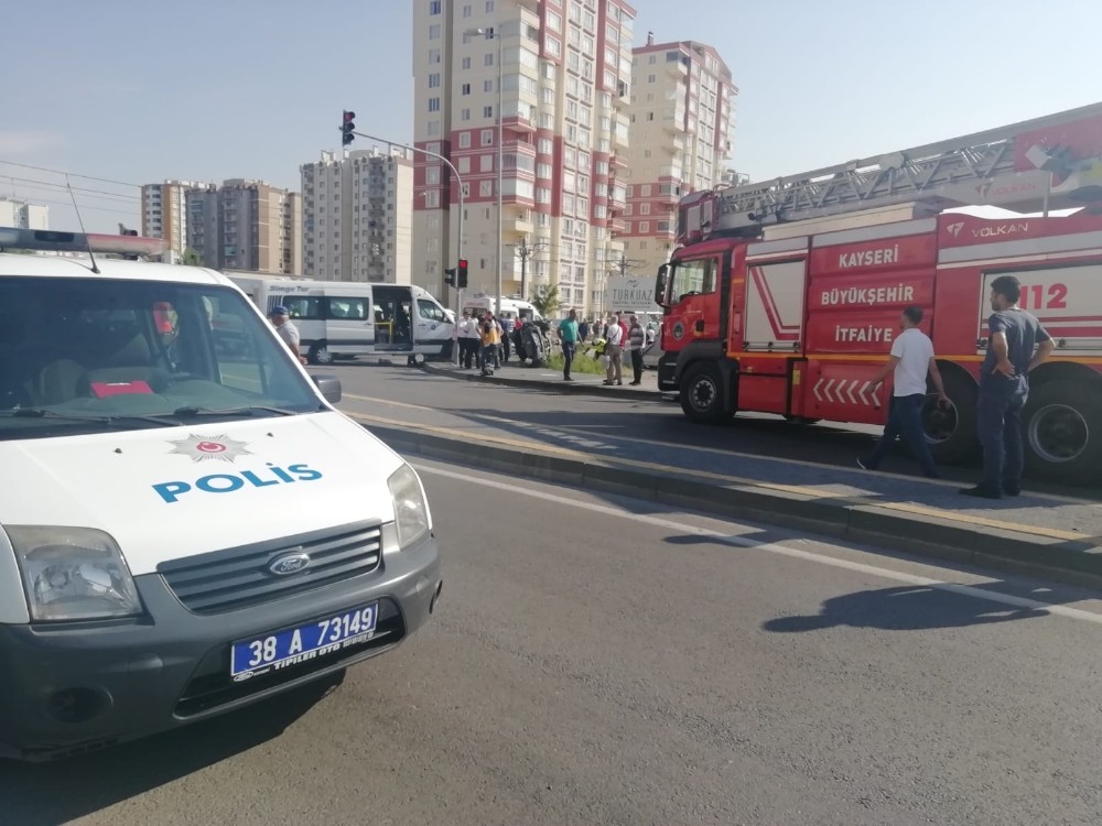 Kayseri’de 3 aracın karıştığı kazada çok sayıda yaralı var 