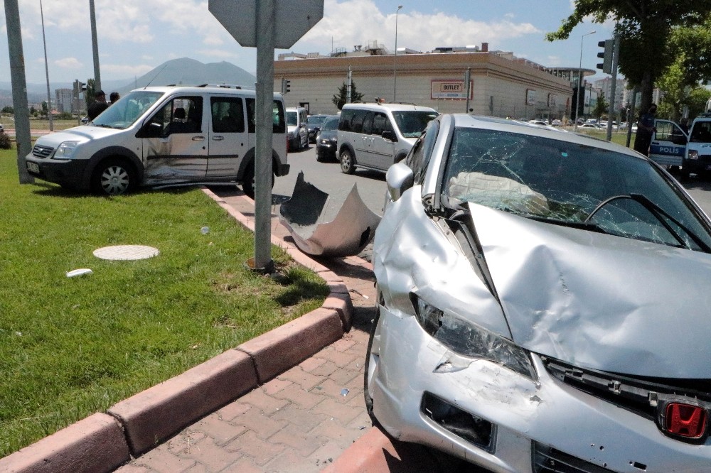Kayseri’de 3 otomobil kazaya karıştı: 4 yaralı 