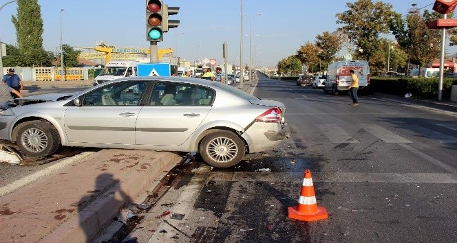 Kayseri’de 4 otomobilin karıştığı zincirleme kazada 2 kişi yaralandı