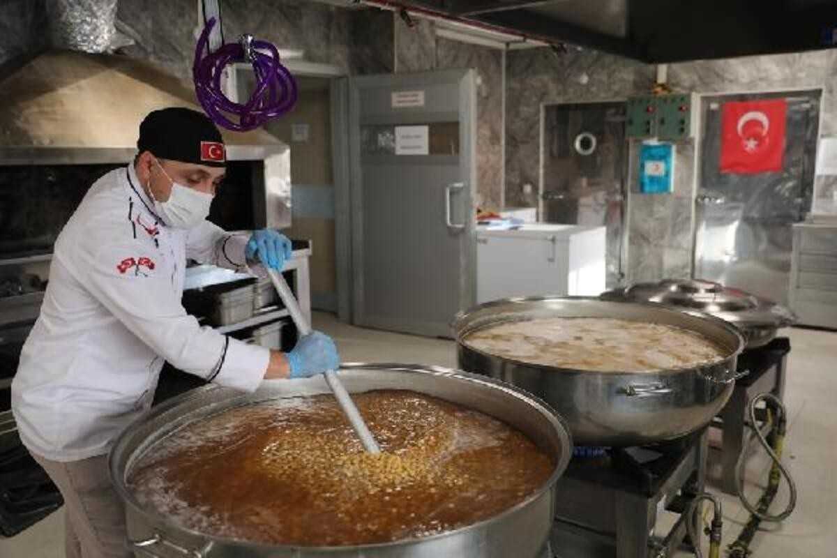 Kayseri’de 5 bin sağlık çalışanına aşure ikramı