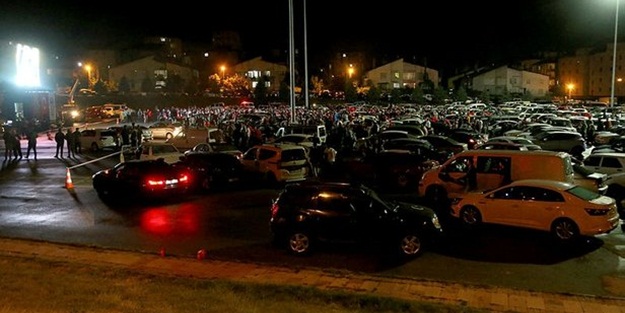  Kayseri'de açık havada araçta maç keyfi