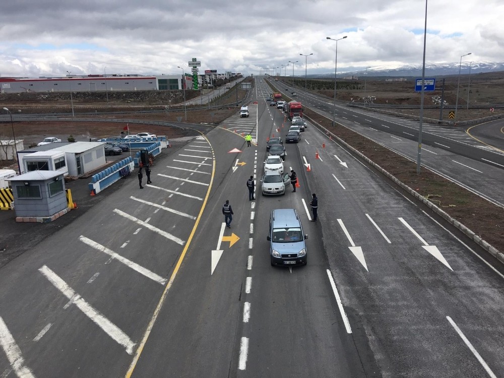 Kayseri’de araç girişlerindeki kontroller, uzun kuyruklar oluşturdu 