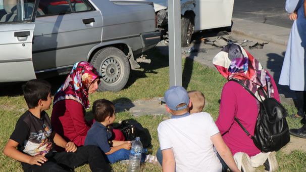 Kayseri'de araçlar kaza yaptı, çocuklar ağladı