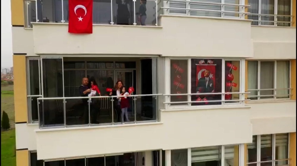 Kayseri’de balkonlarda 23 Nisan coşkusu 