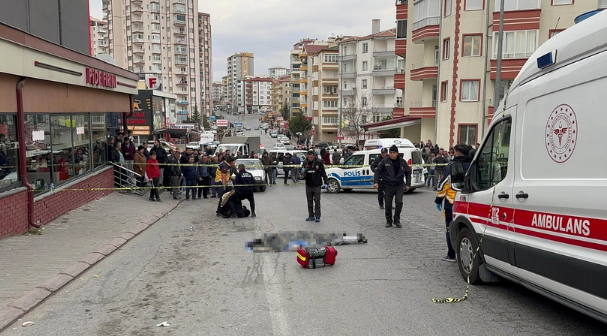 Kayseri'de bir şahıs sokak ortasında eniştesine ateş açtı ardından arabayla üzerinden geçti