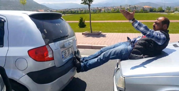 Kayseri’de çekme halatı yerine bacaklarını kullandı