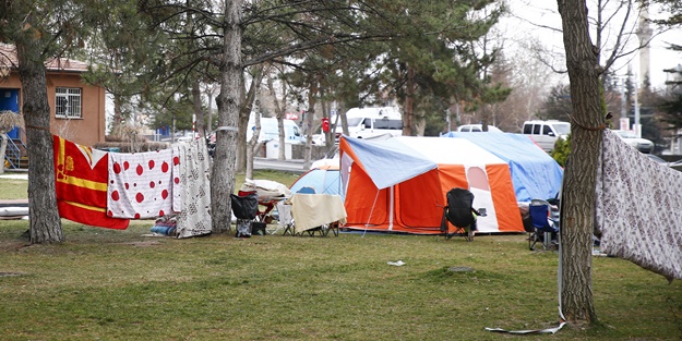Kayseri'de depremlerden tedirgin olan vatandaşlar parklara çadır kurdu