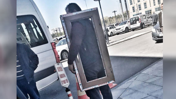 Kayseri’de duruşmaya söktükleri pencereyi getirerek savunma yaptılar
