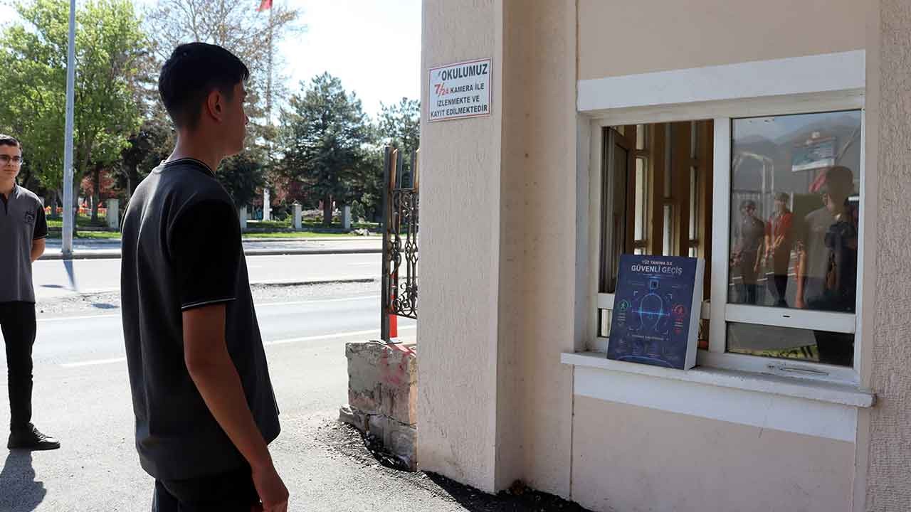 Kayseri'de eğitimde yapay zeka devrimi! İki öğretmenden okul saldırılarına karşı 