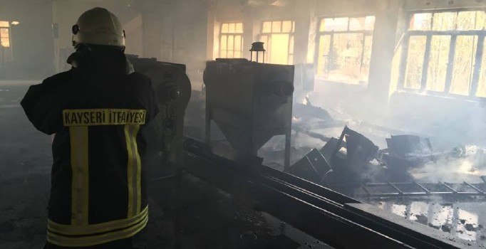 Kayseri'de eski un fabrikasında yangın çıktı