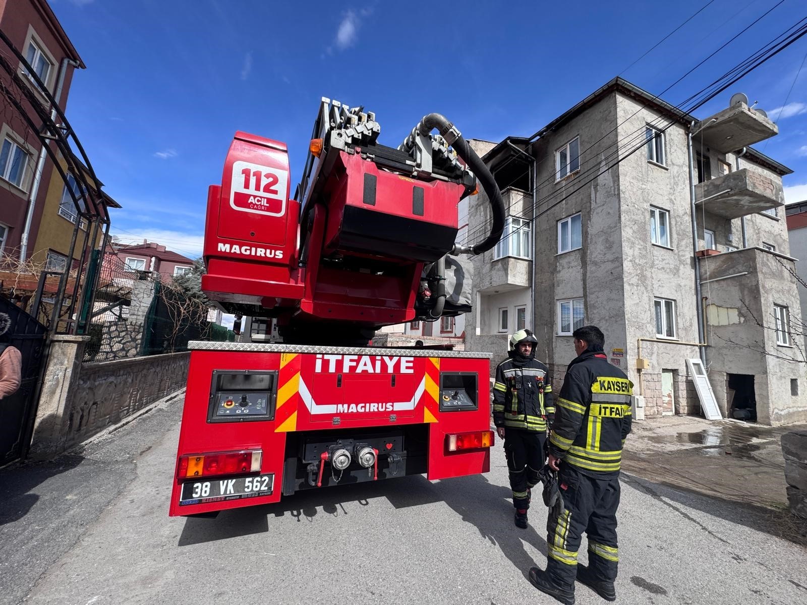 Kayseri'de ev yangını: 2 kişi dumandan etkilendi