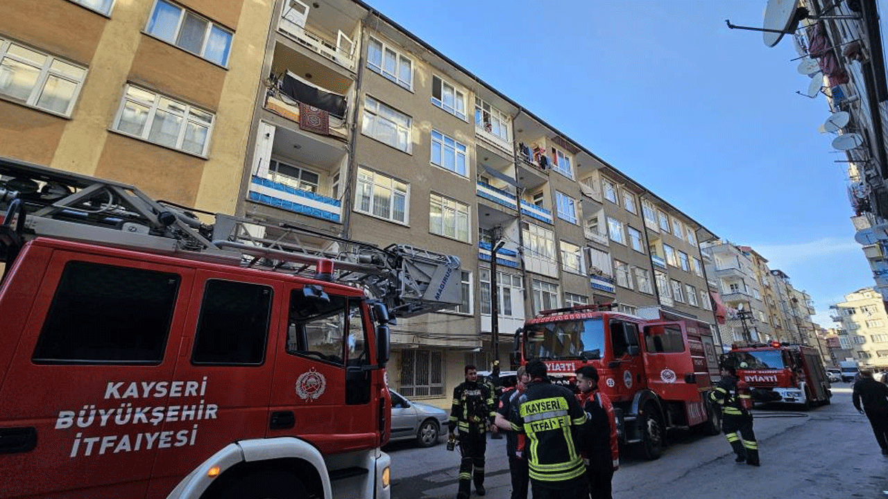 Evini ateşe veren şahsı itfaiye kurtardı