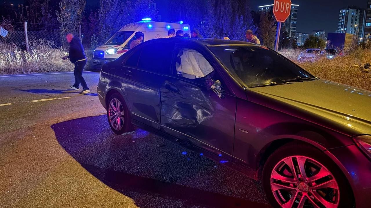 Kayseri'de feci kaza: Motosiklet otomobile çarptı, 1'i ağır 4 yaralı