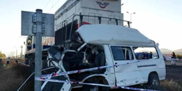 Kayseri'de feci kaza! Tren ile minibüs çarpıştı