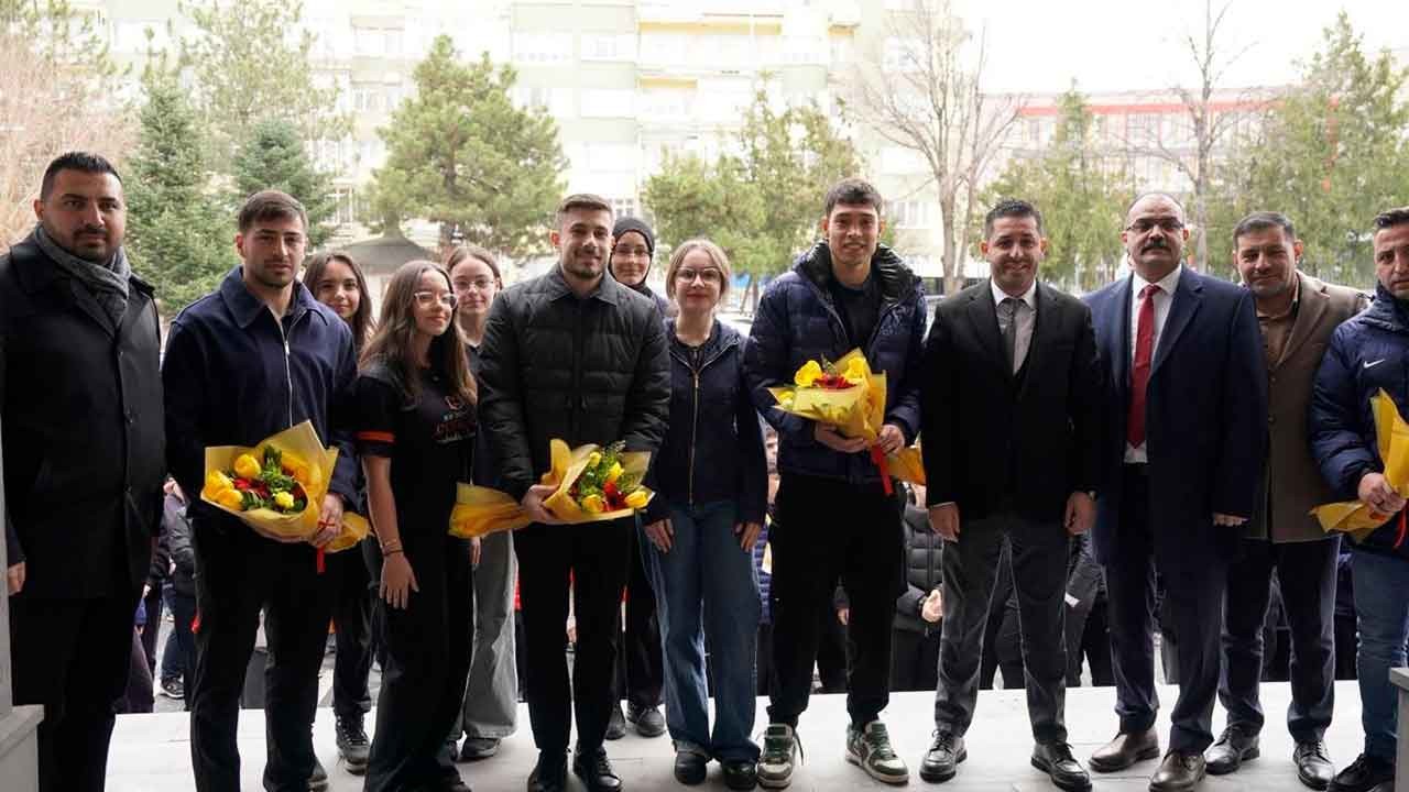Kayseri’de futbolculardan gençlere anlamlı mesaj: Bağımlılığa geçit yok!