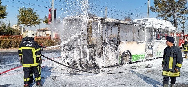 Kayseri'de halk otobüsü alev alev yandı