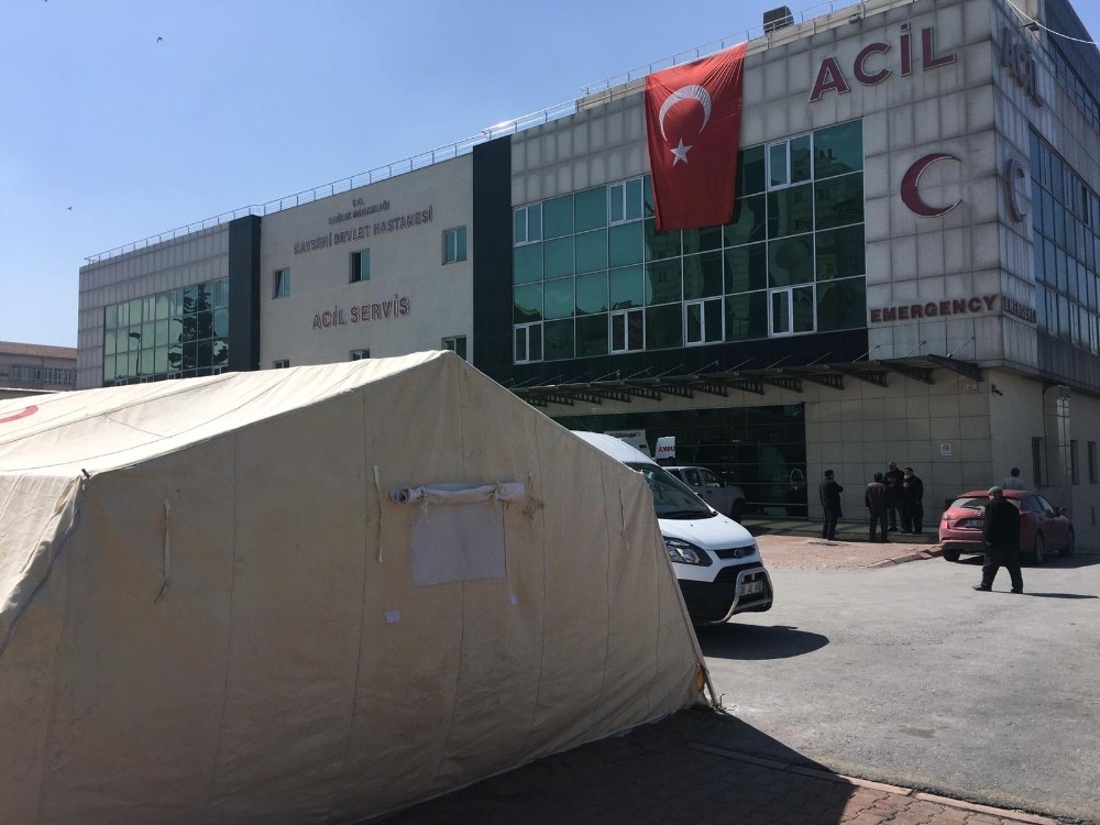 Kayseri’de hastalar için devlet hastanesinin bahçesine çadır kuruldu 
