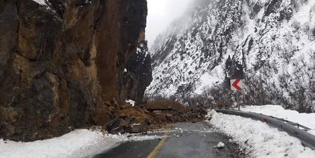 Kayseri’de heyelan! Yol kapandı