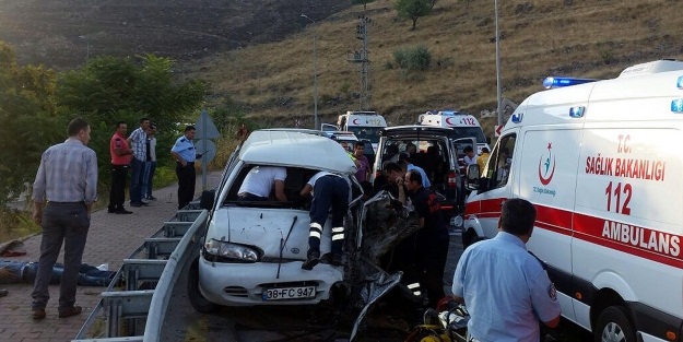 Kayseri’de iki minibüs çarpıştı: 15 yaralı