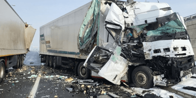 Kayseri'de iki TIR böyle çarpıştı!