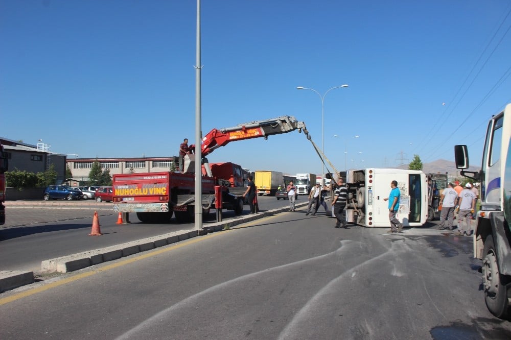 Kayseri’de işçi servisi ile kamyonet çarpıştı: 17 yaralı 