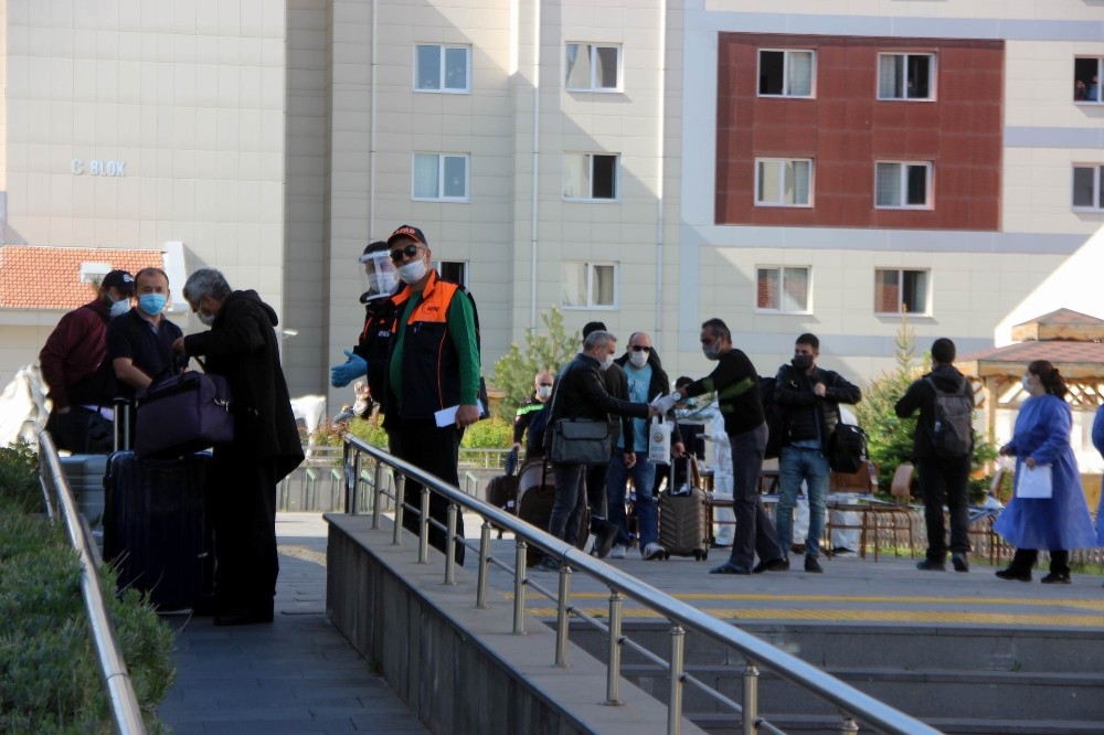 Kayseri’de karantina süresi dolan 289 kişi memleketlerine uğurlandı 
