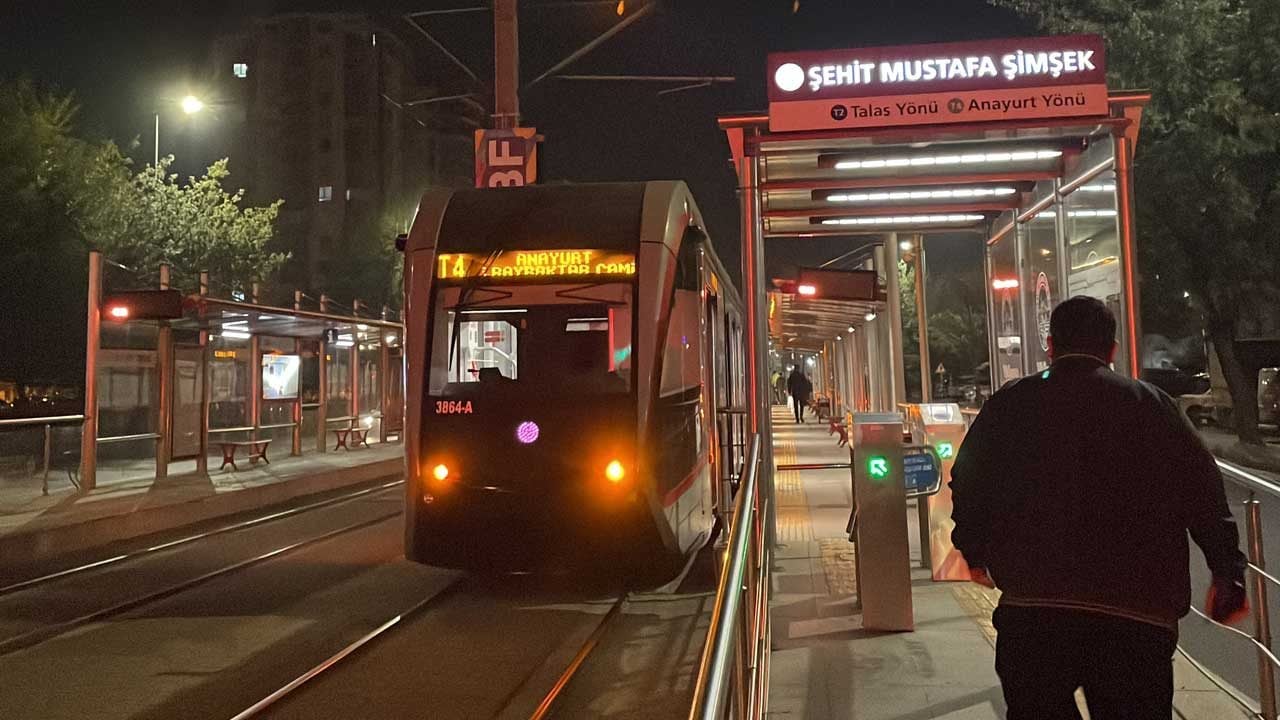 Kayseri’de karşı durağa geçmeye çalışan yayaya tramvay çarptı