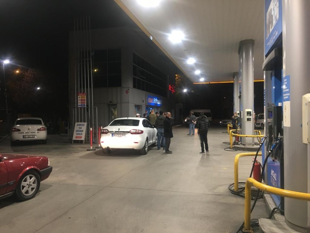 Kayseri’de kısıtlamadan sonra vatandaşlar benzinlik marketlerine koştu 