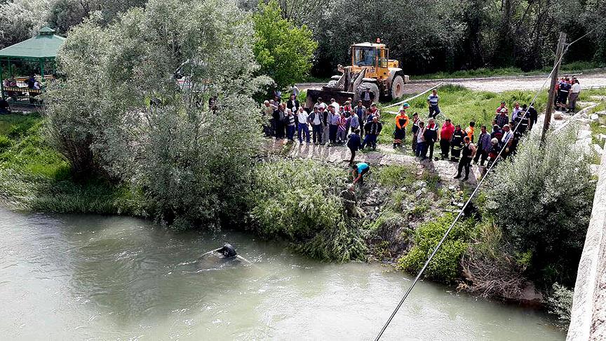 Kayseri'de Kızılırmak Nehri'ne otomobil düştü: 3 ölü