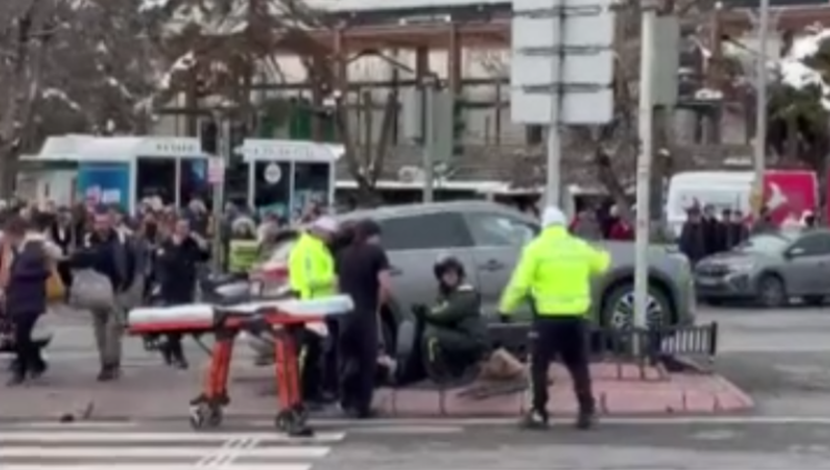 Kayseri'de kontrolden çıkan SUV yayaların arasına daldı!