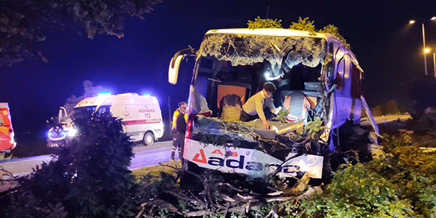 Kayseri'de kontrolden çıkan yolcu otobüsü aydınlatma direğine çarptı