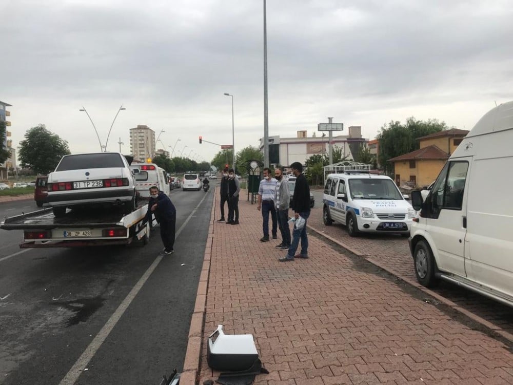 Kayseri’de meydana gelen kazada 4 araç birbirine girdi 