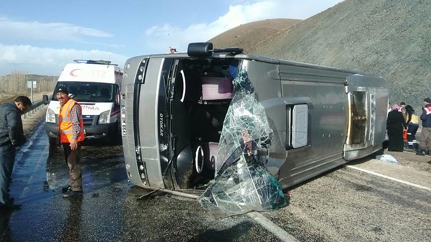 Kayseri'de midibüs devrildi: 14 yaralı