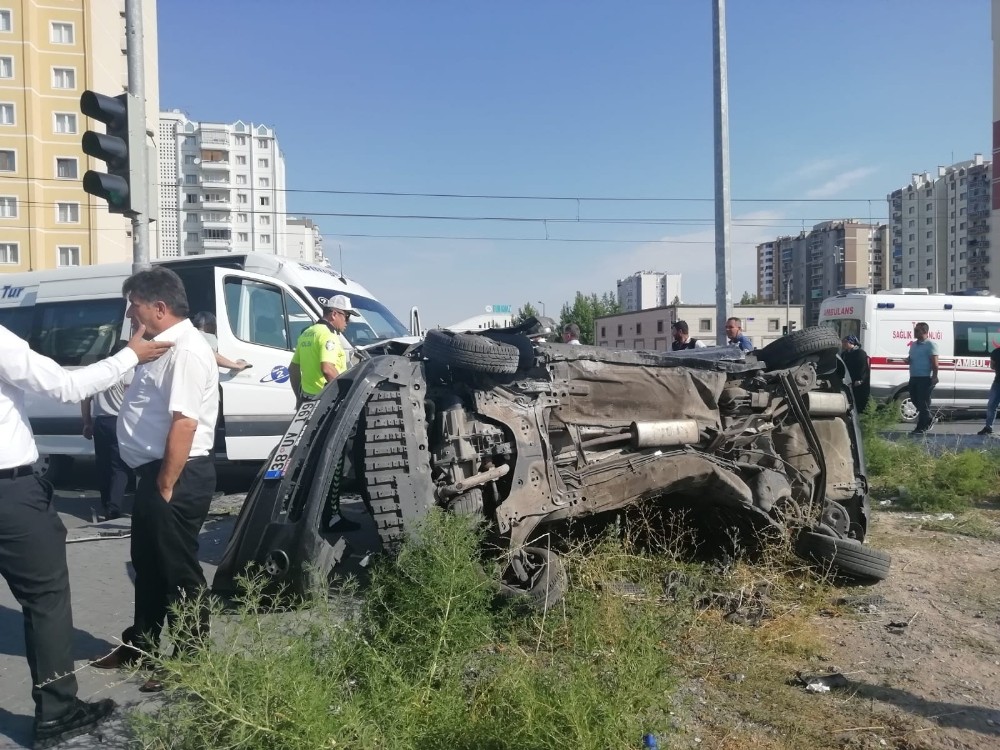 Kayseri’de öğrenci servisi ile otomobil çarpıştı: 4 yaralı 