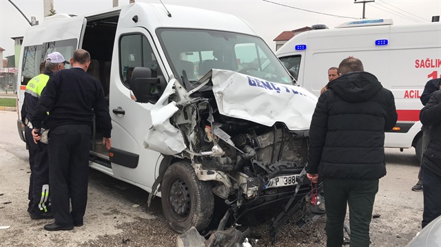 Kayseri'de öğrenci servisi TIR'a çarptı! Ölü ve yaralılar var