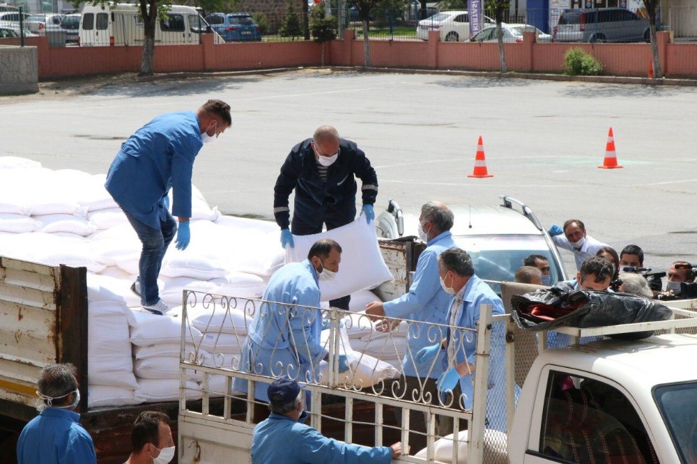 Kayseri’de öğretmenler tarafından ihtiyaç sahiplerine bin torba un dağıtıldı 