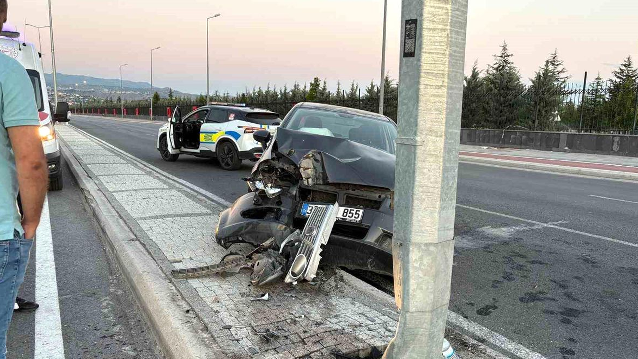 Kayseri'de otomobil aydınlatma direğine çarptı