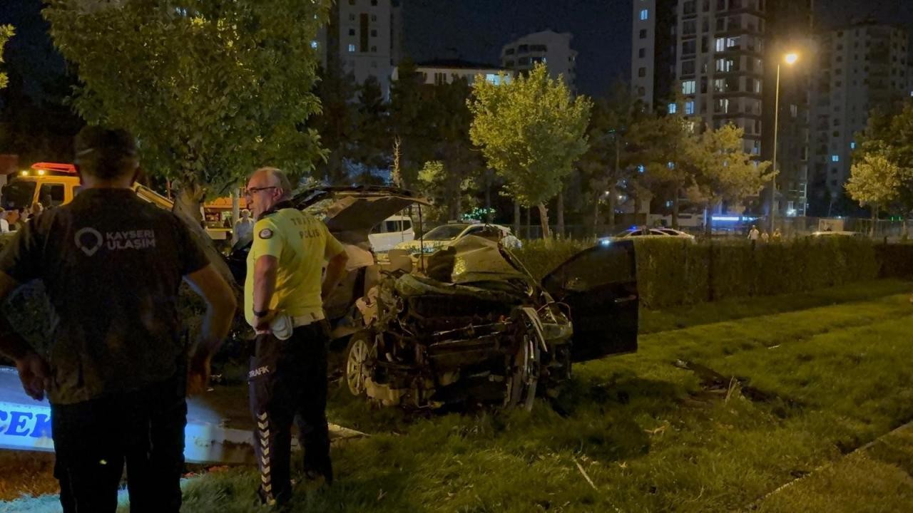 Kayseri’de Otomobil Tramvay Yoluna Girdi: 1 Ölü, 1 Yaralı