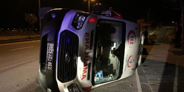Kayseri'de otomobille çarpışan ambulans devrildi